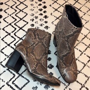 New Directions Brown & Black Snake Print Ankle Booties w/ Chun Heels - Size 8 M